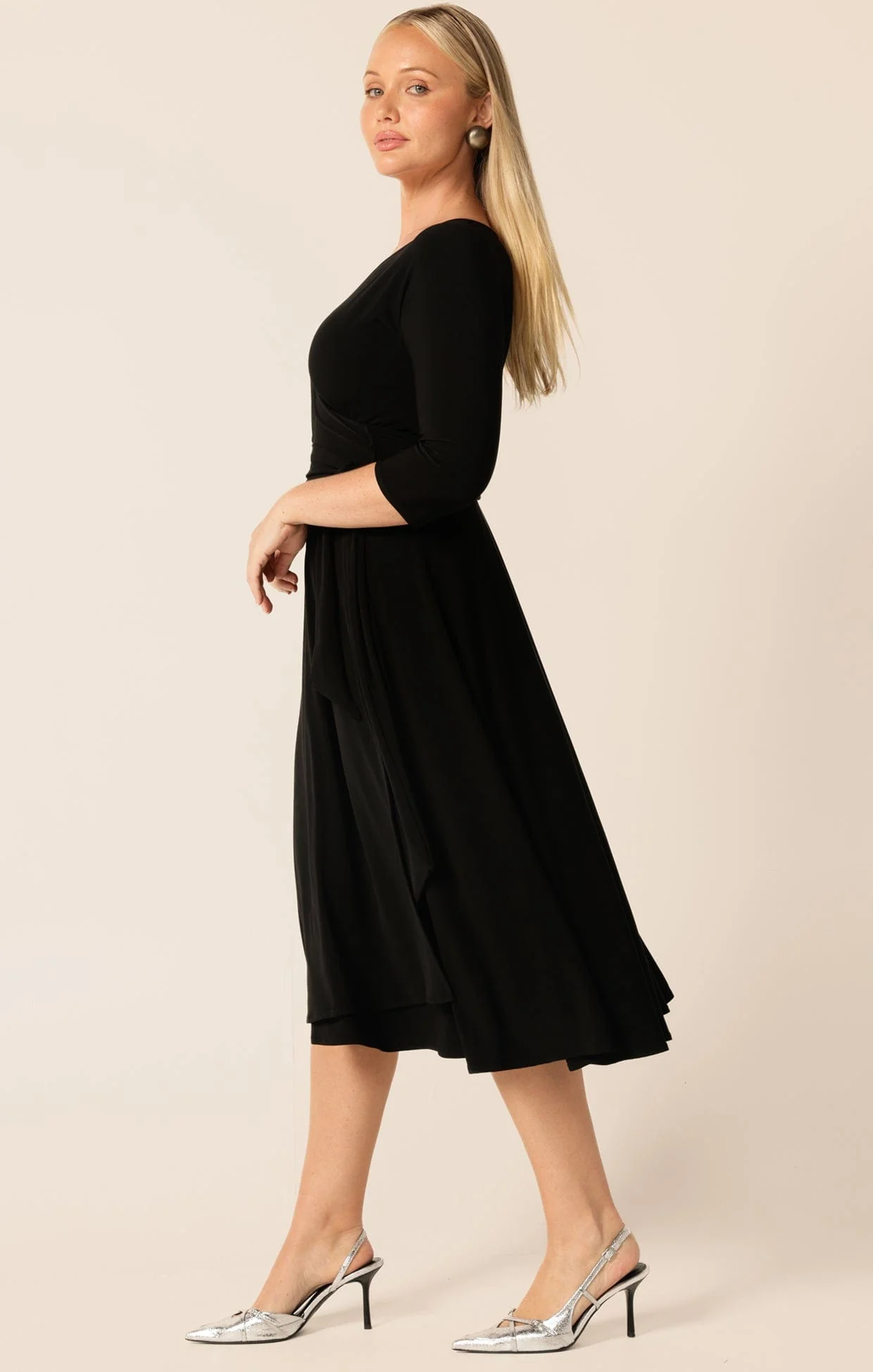 3/4 SLEEVE REVERSE WRAP MIDI DRESS IN BLACK - Image 7